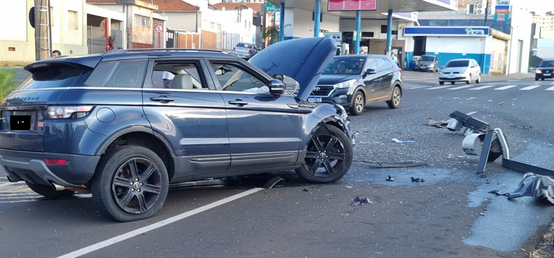 Foto 5 de 21 — Veículo de luxo se envolve em grave acidente na Via Expressa
